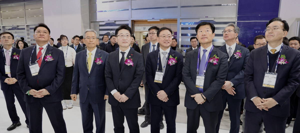 ▲이호현 기후에너지환경부 2차관 등 주요 인사들 이 ‘2026 스마트그리드 엑스포’ 전시관을 찾아 전시물을 관람하고 있다 (사진제공=한전KDN)