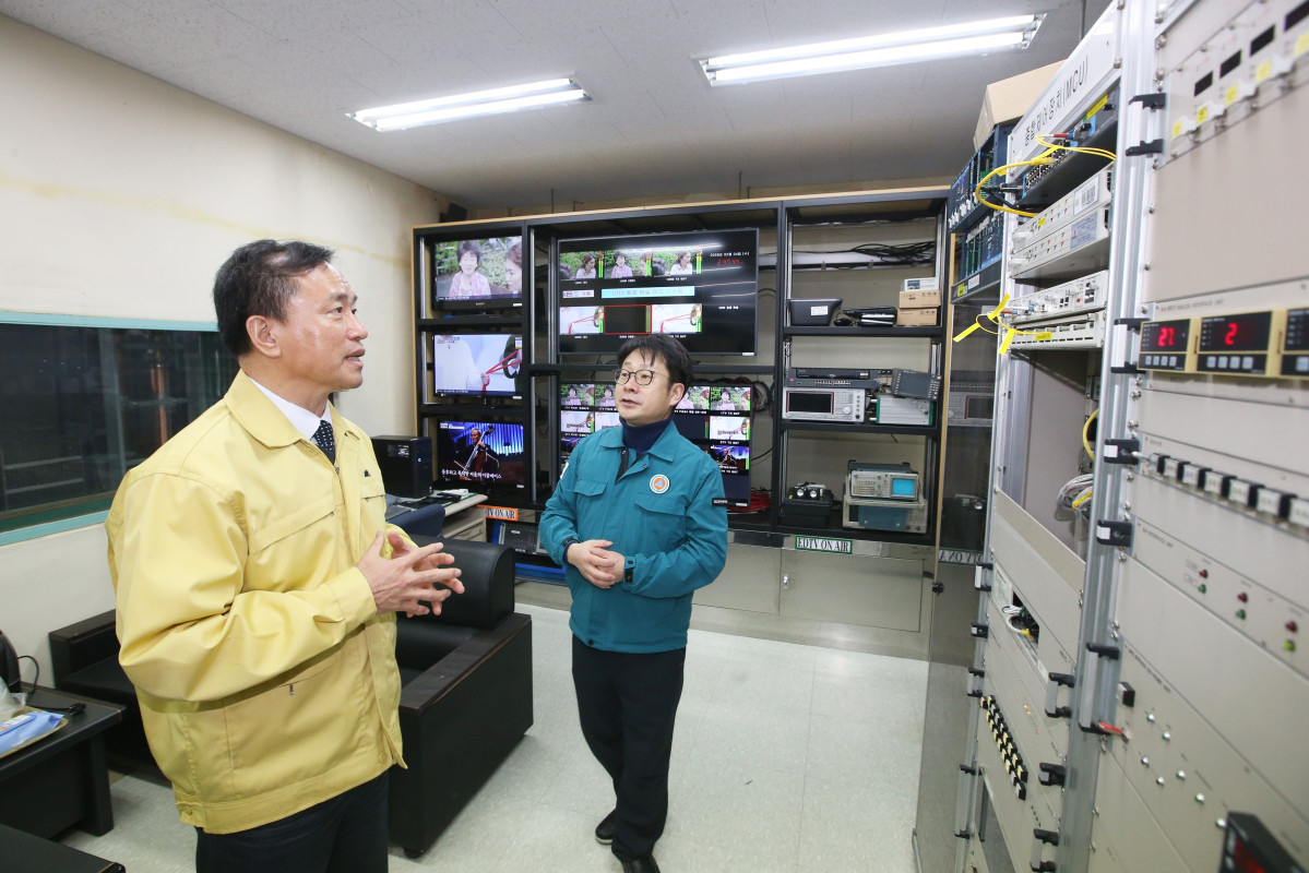 ▲김종철 방송미디어통신위원회 위원장(노란색 옷)이 4일 대전KBS 계룡산 송신소를 방문해 해빙기 방송재난 안전 상태를 점검하고 시설 관계자와 대화하고 있다. (사진제공=방미통위)