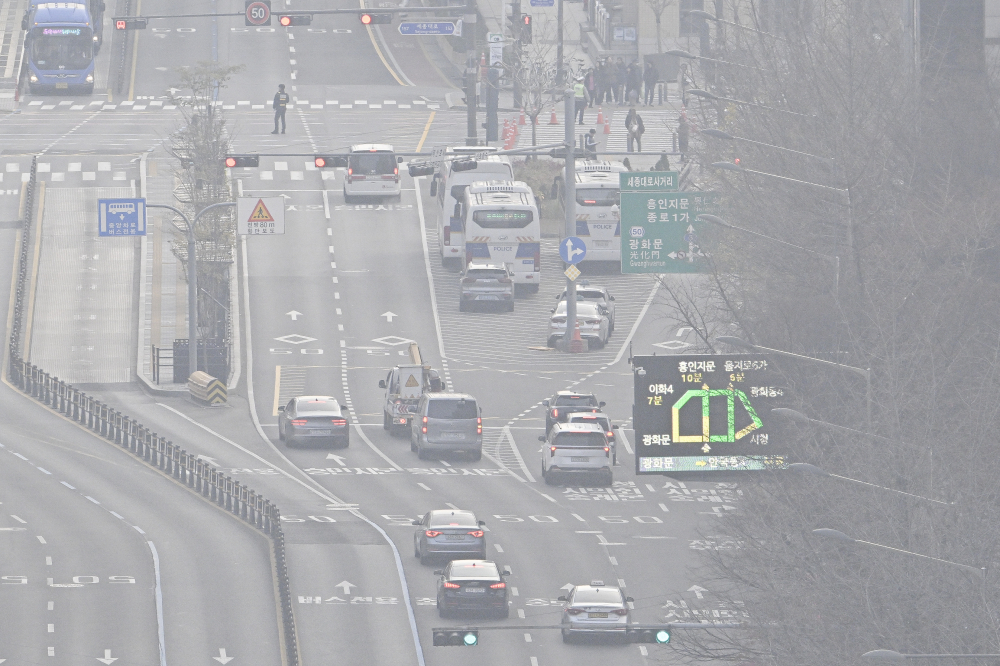 ▲수도권·강원영서 등 일부 지역에서 미세먼지 농도 '나쁨' 수준을 보인 30일 서울 종로구 서울교육청에서 바라본 서울 도심이 뿌옇게 보이고 있다. 조현호 기자 hyunho@ (이투데이DB)