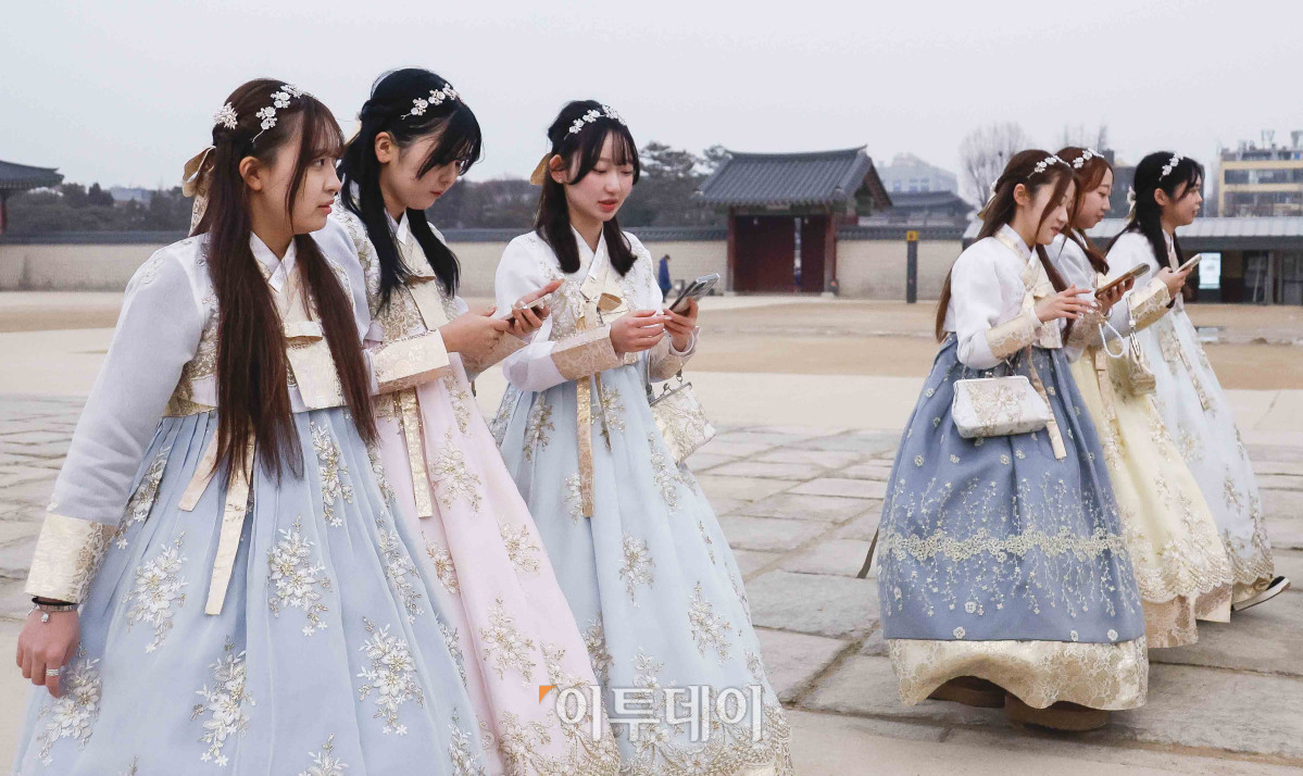 ▲절기상 입춘인 4일 서울 종로구 경복궁에서 한복을 입은 외국인 관광객들이 발걸음을 옮기고 있다. 기상청에 따르면 이날 낮 최고기온은 4~12도로 평년보다 높겠다고 예보했다. 조현호 기자 hyunho@