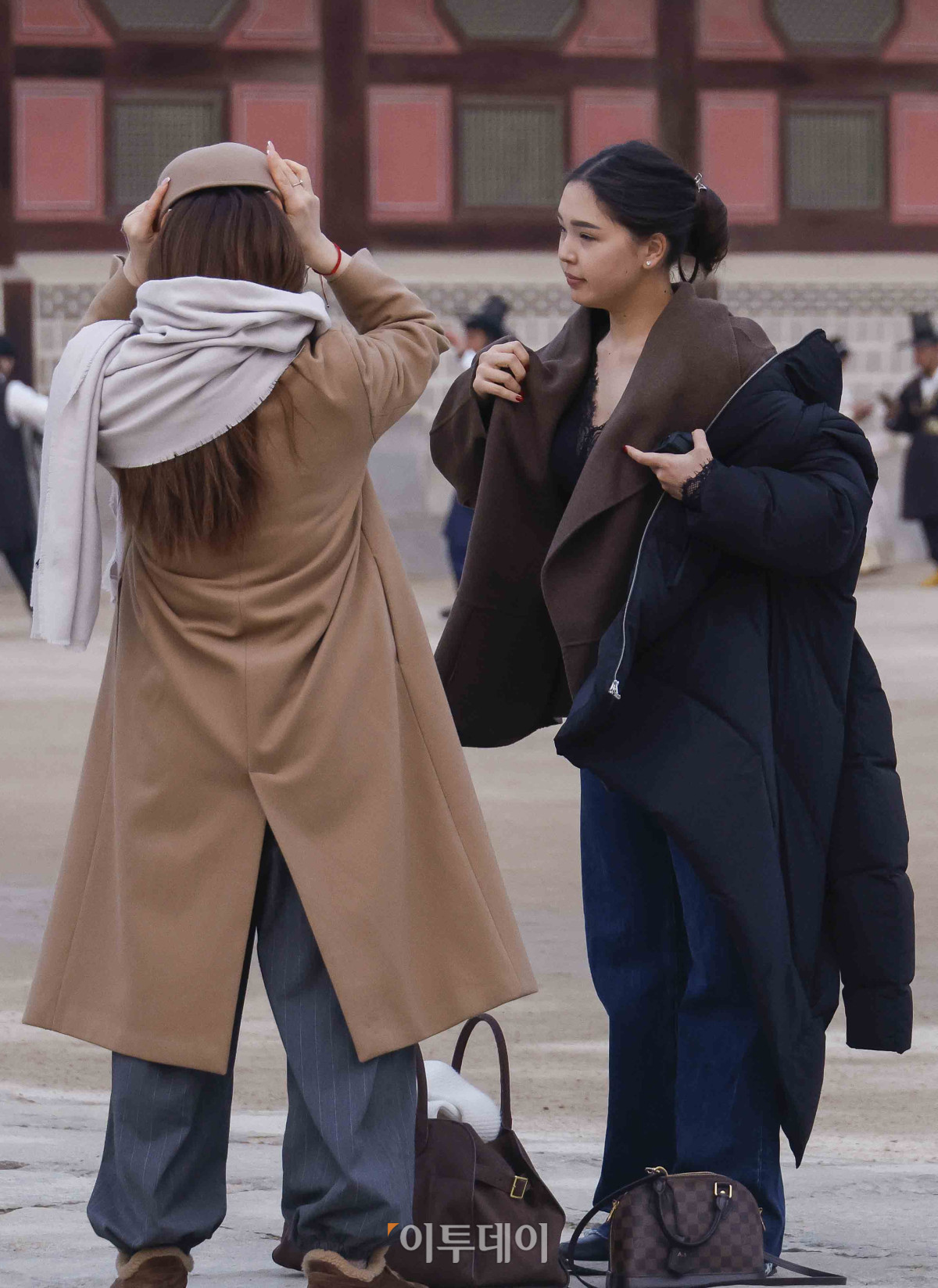 ▲절기상 입춘인 4일 서울 종로구 경복궁에서 한 외국인 관광객이 외투를 벗고 있다. 기상청에 따르면 이날 낮 최고기온은 4~12도로 평년보다 높겠다고 예보했다. 조현호 기자 hyunho@