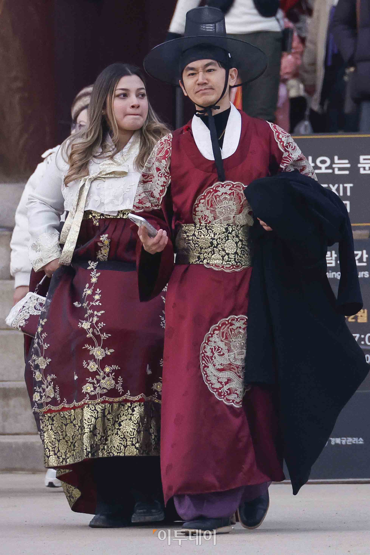 ▲절기상 입춘인 4일 서울 종로구 경복궁에서 한복을 입은 외국인 관광객들이 외투를 벗어 손에 들고 발걸음을 옮기고 있다. 기상청에 따르면 이날 낮 최고기온은 4~12도로 평년보다 높겠다고 예보했다. 조현호 기자 hyunho@