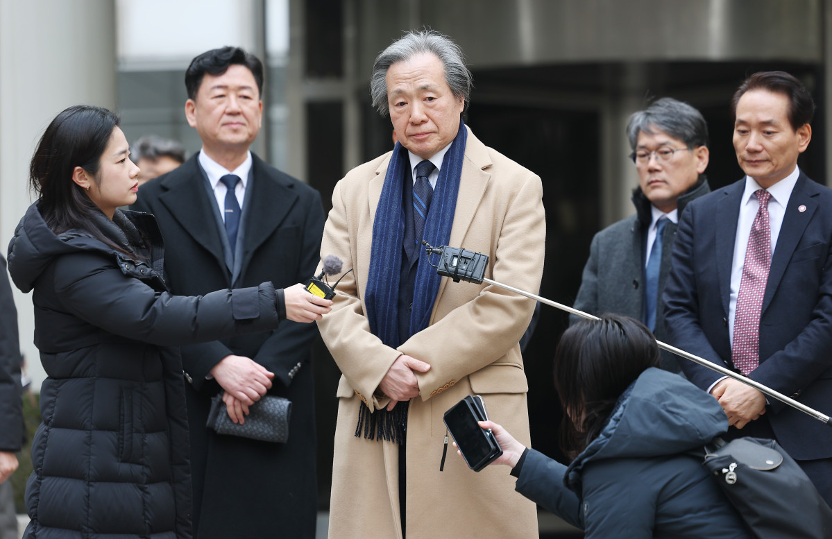 ▲ 정기석 국민건강보험공단 이사장이 지난달 15일 서울 서초구 서울고등법원에서 주요 담배회사들을 상대로 제기한 대규모 손해배상 청구 소송 2심 패소에 대해 발언하고 있다. (사진제공=연합뉴스)