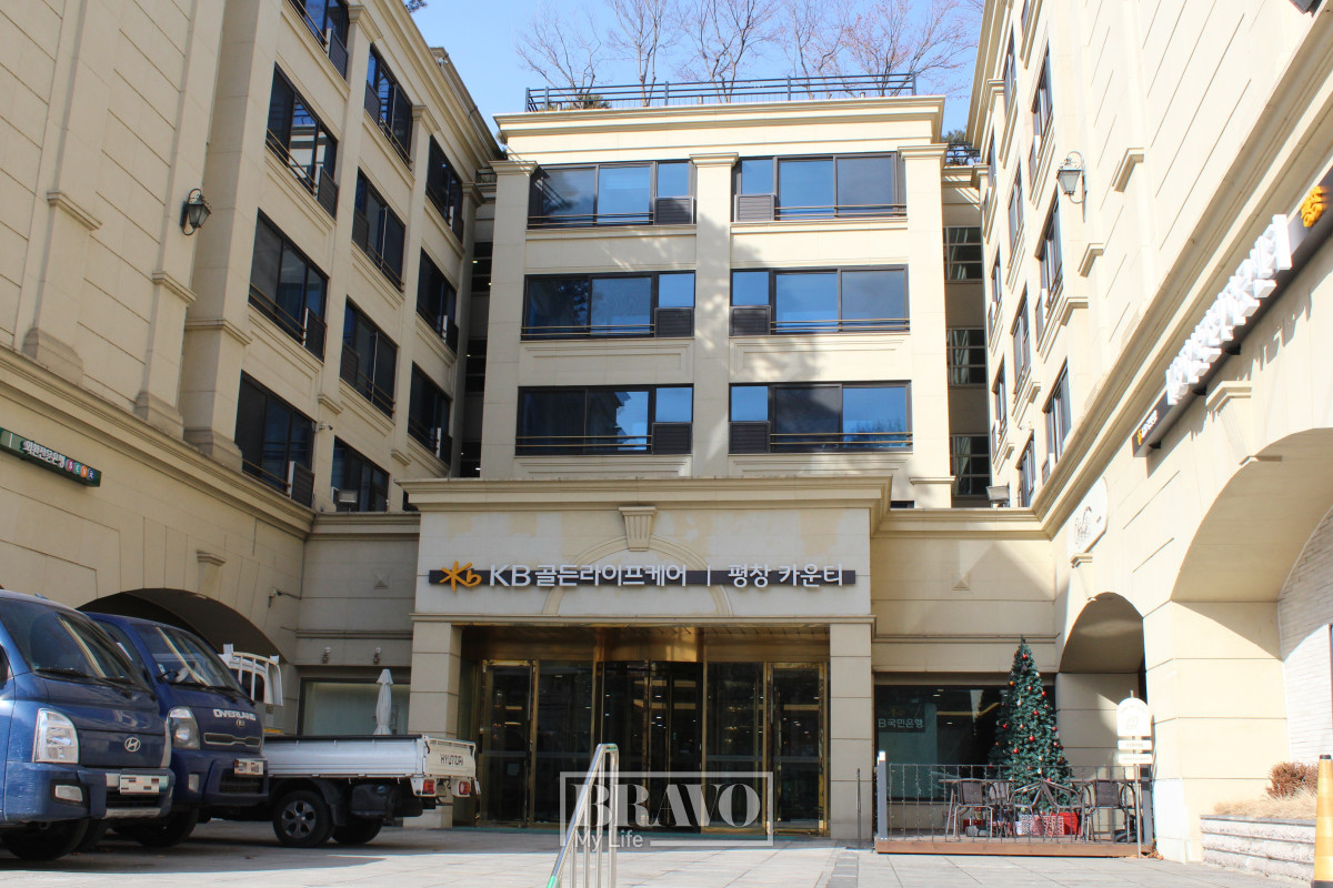 ▲서울 종로구 평창동에 위치한 ‘KB 골든라이프케어 평창 카운티’ 외관. 서지희 기자 jhsseo@