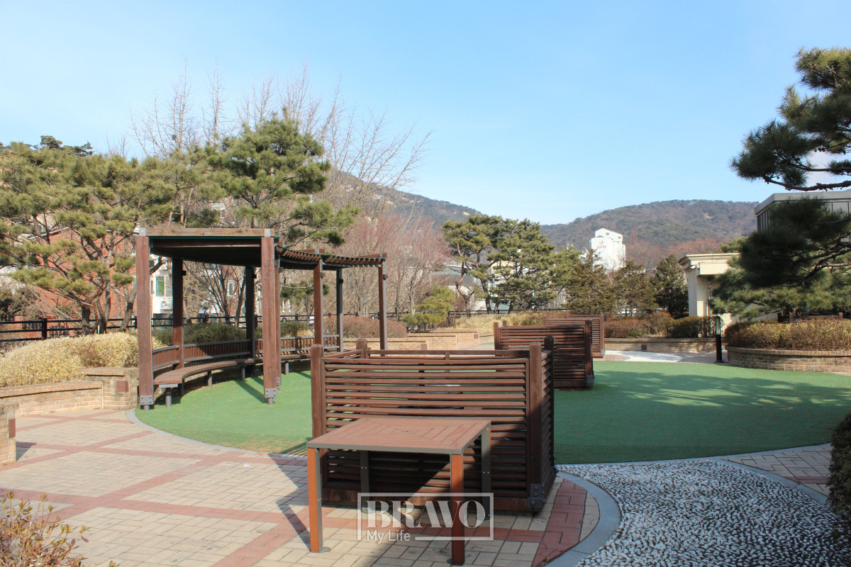 ▲‘KB 골든라이프케어 평창 카운티’ 옥상 산책로 모습. 서지희 기자 jhsseo@