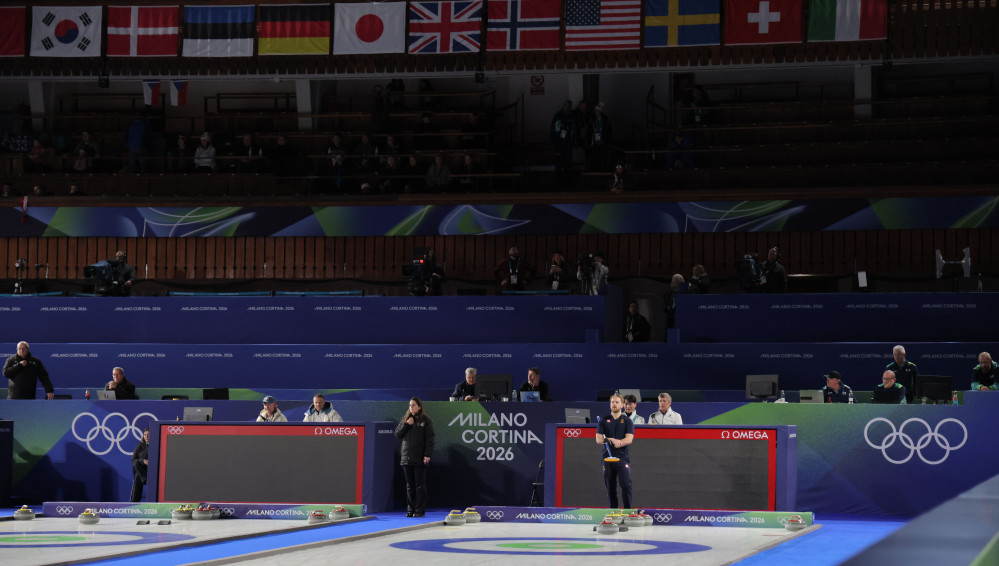 ▲4일(현지시간) 밀라노·코르티나 동계올림픽 컬링 믹스더블 라운드로빈 경기가 열린 이탈리아 코르티나담페초 컬링 올림픽 스타디움에서 일부 조명과 스코어보드, 전광판이 정전돼 경기가 중단되고 있다.  (연합뉴스)