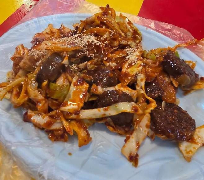 ▲제주시 왕벚꽃 축제에서 일부 노점이 순대 6개가 든 순대볶음을 2만5000원에 판매한 사실이 온라인 상에 퍼져 '제주도 바가지 요금' 논란이 제기됐다.  (사진제공=뉴시스)