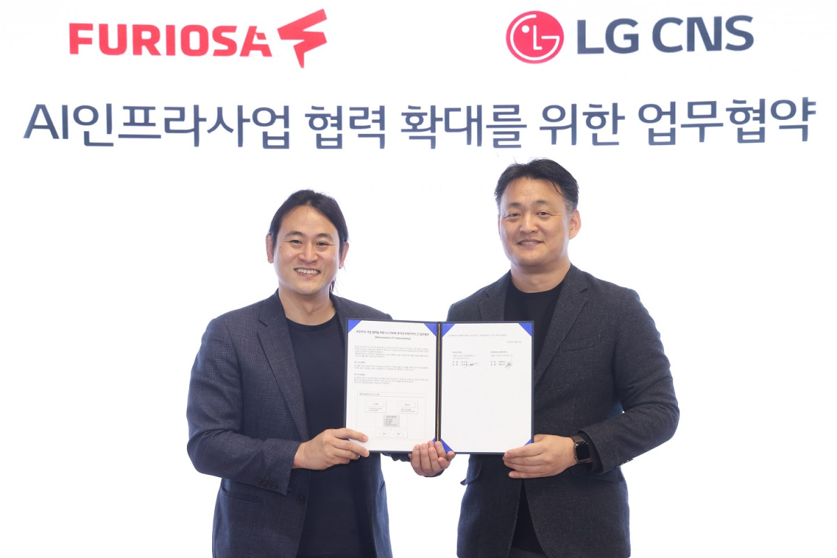 ▲LG CNS AI클라우드사업부 김태훈 부사장(오른쪽)과 퓨리오사AI 백준호 대표가 AI인프라사업 협력 확대를 위한 업무협약식에서 기념사진을 촬영하고 있다. (사진제공=LG CNS)