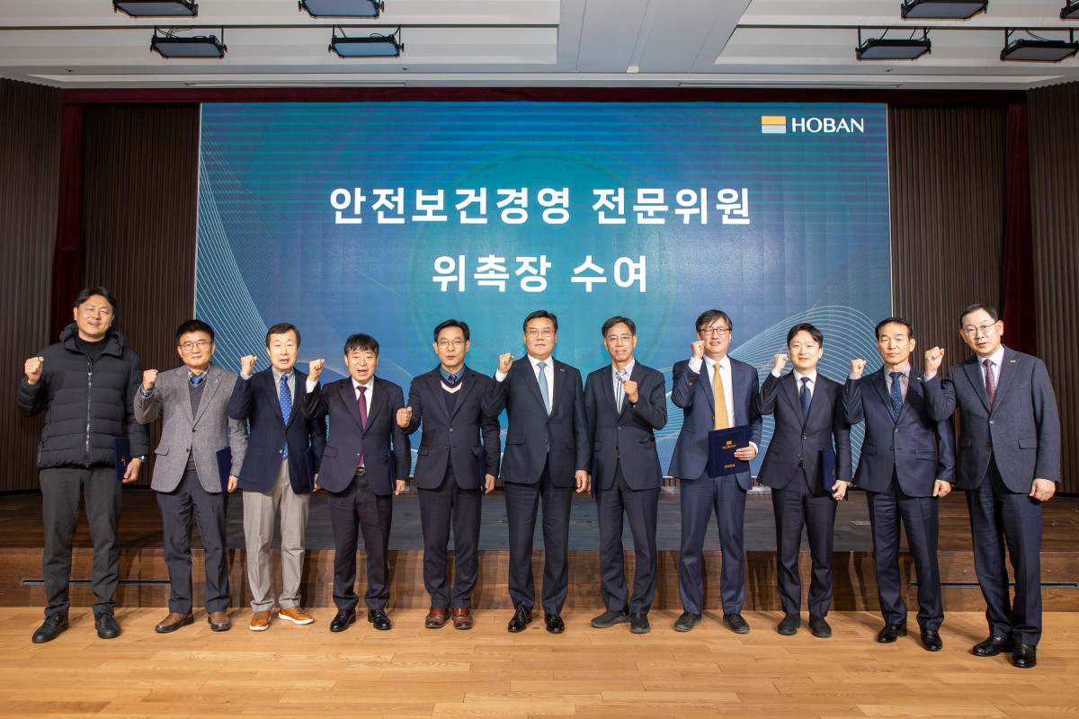 ▲박철희 호반건설 총괄사장(왼쪽 여섯번째), 변부섭 호반건설 건설안전부문 대표(왼쪽 열번째), 김용일 호반산업 대표(왼쪽 열한번째)와 전문위원단이 지난 4일 서울 서초구 본사에서 열린 ‘안전보건경영 전문위원단 발대식’에서 위촉장 수여 후 기념촬영을 하고 있다. (호반건설)