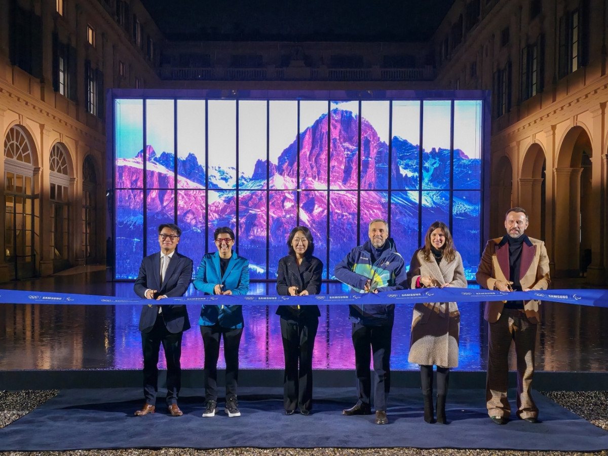 ▲삼성하우스 개관식 (왼쪽부터) 성일경 삼성전자 유럽총괄, 앤 소피 부마드 IOC TV 및 마케팅 서비스 부문 총괄, 최승은 삼성전자 모바일 마케팅 센터장, 안드레아 바르니에 2026 밀라노 코르티나 동계올림픽 조직위원회 CEO, 페데리카 피키 롬바르디아주 청소년·스포츠 담당 차관, 마우로 포르치니 삼성전자 DX부문 CDO (사진=삼성전자)