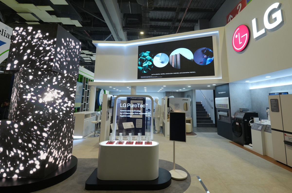 ▲LG전자가 현지시간 5일부터 10일까지 열리는 인도 최대 규모의 산업 소재 박람회 ‘플라스트인디아’에 참가해 항균 기능성 소재 ‘퓨로텍(PuroTec™)’을 선보였다. LG전자는 부스에 세탁기·냉장고·에어컨 등 가전을 비롯해 건축자재, 위생용품, 식품포장, 의료장비 등 생활 밀착형 제품군에 퓨로텍이 적용된 사례를 B2B 고객에게 소개하고, 신규 사업기회 발굴과 시장 공략에 속도를 낸다. (사진=LG전자)