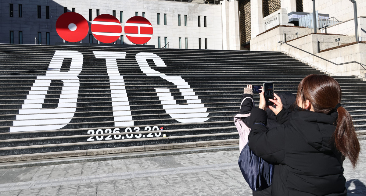 ▲22일 서울 종로구 세종문화회관 계단에서 일본인 관광객들이 오는 3월 3년 9개월 만에 '완전체'로 돌아오는 그룹 방탄소년단(BTS)의 컴백을 알리는 홍보물을 기념촬영하고 있다. 2026.1.22 (연합뉴스)