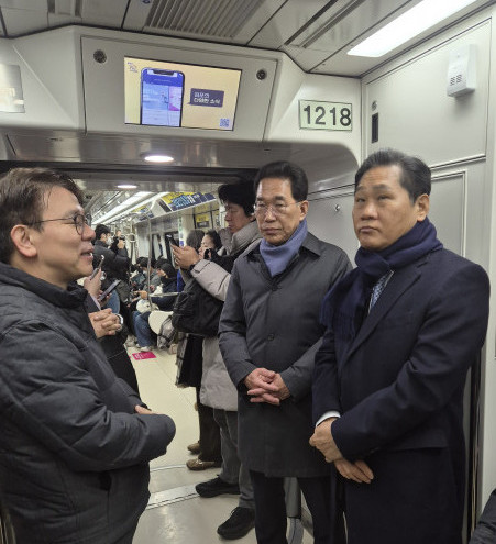 ▲김용석 국토교통부 대도시권광역교통위원회 위원장(오른쪽)이 출근길 혼잡도를 점검하고 있다. (사진제공=국토교통부)