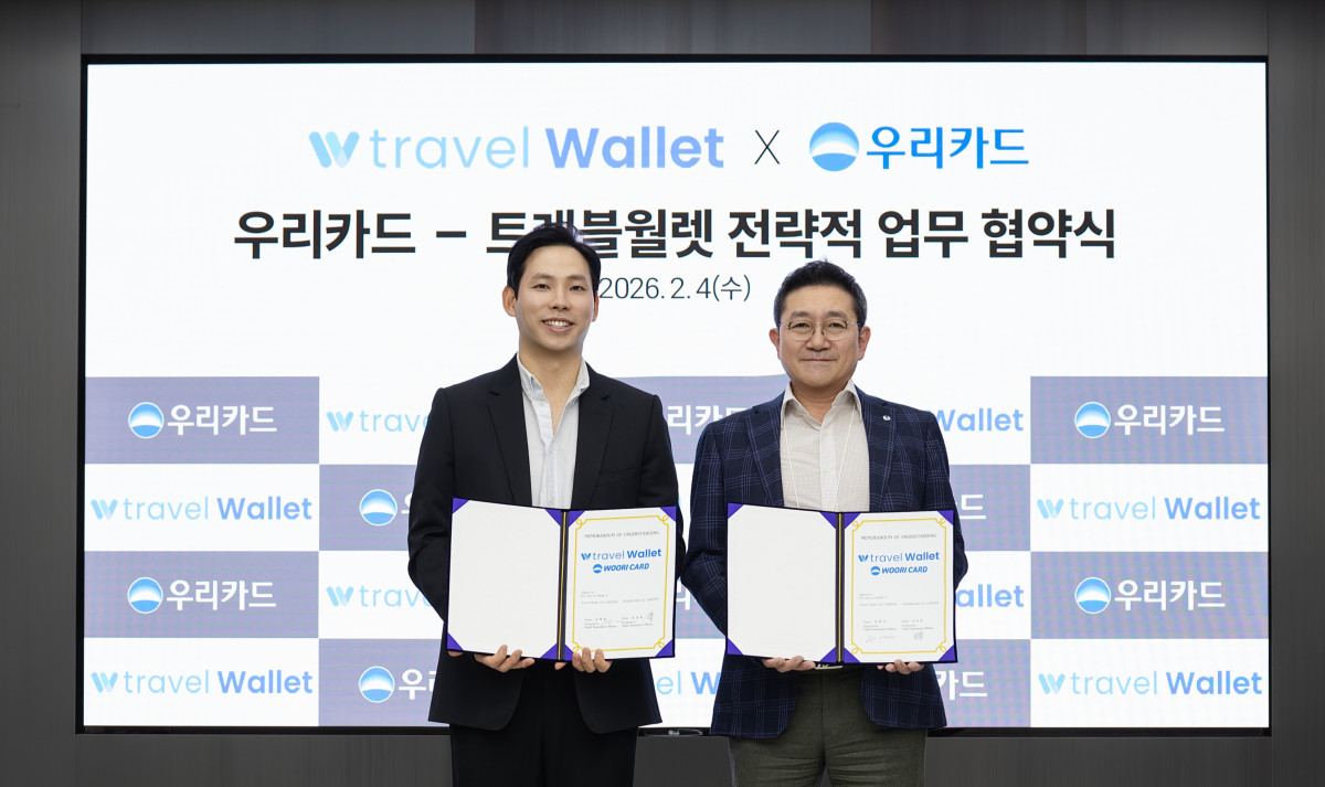 ▲4일 우리카드 광화문 본사에서 진행된 우리카드-트래블월렛 전략적 업무 협약식에서 진성원 우리카드 사장(오른쪽)과 김형우 트래블월렛 대표가 기념사진을 촬영하고 있다. (사진제공 = 우리카드)