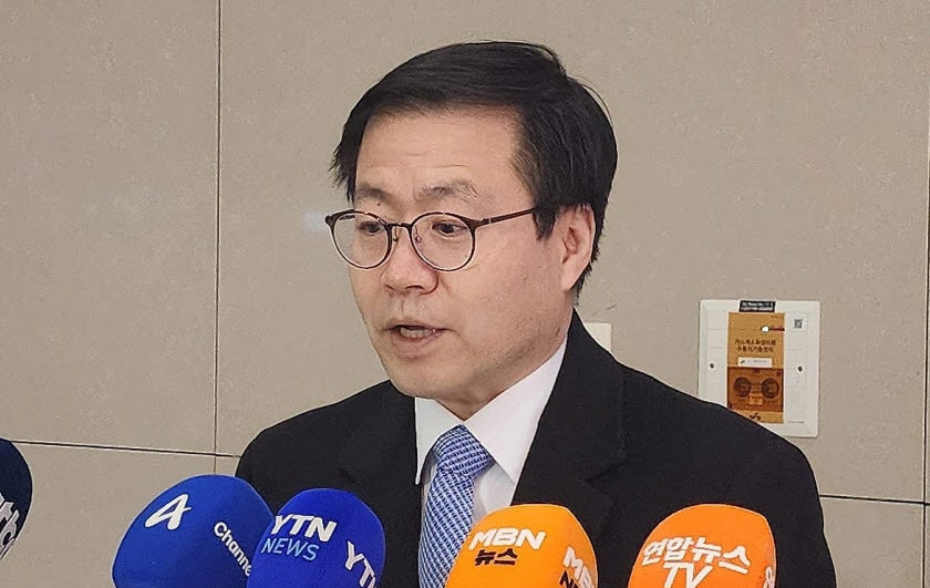 ▲트럼프 대통령의 관세 인상 위협에 대응하기 위해 미국을 방문한 여한구 산업통상부 통상교섭본부장이 5일 인천국제공항 2터미널을 통해 귀국 후 취재진의 질문에 답하고 있다. (연합뉴스)