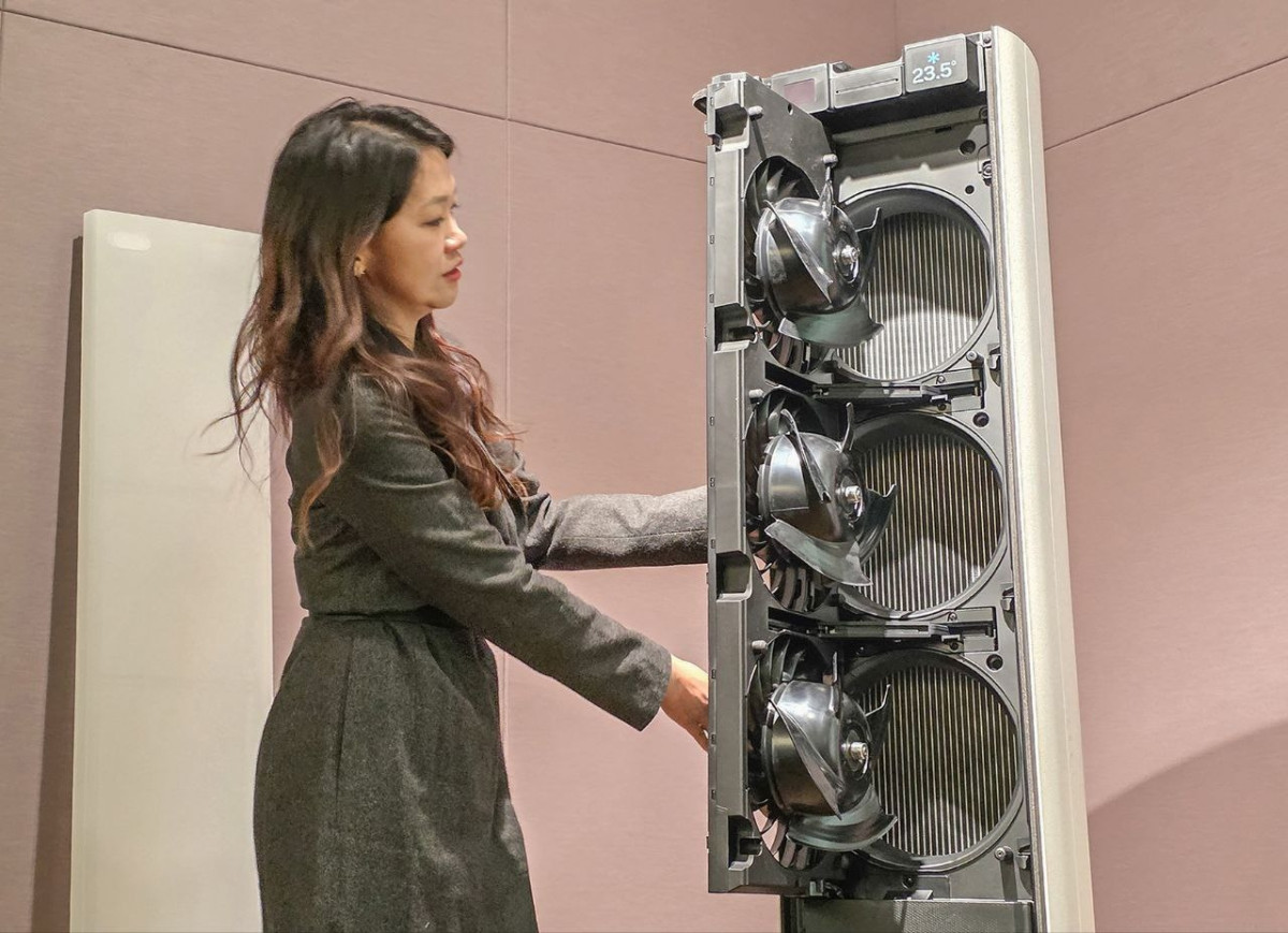 ▲삼성전자 직원이 서울 서초구 우면동에 위치한 삼성전자 서울 R&D 캠퍼스에서 '비스포크 AI 무풍콤보 갤러리 프로' 에어컨의 전면 매탈 패널과 내부 팬까지 손쉽게 분리해 청소할 수 있도록 돕는 '이지오픈패널'과 '이지오픈도어'를 시연하고 있다. (사진제공-삼성전자)