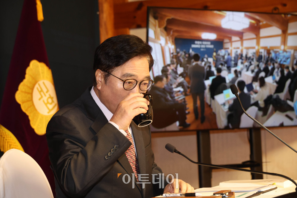 ▲우원식 국회의장이 5일 서울 여의도 국회 사랑재에서 열린 신년 기자회견에서 물을 마시고 있다. 고이란 기자 photoeran@