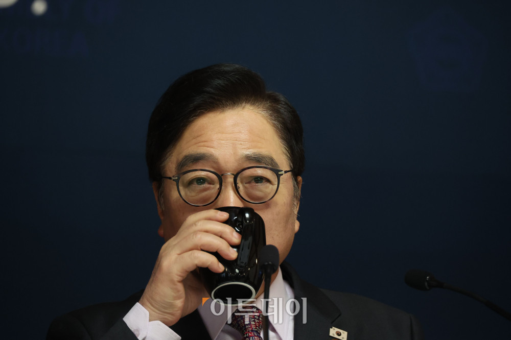 ▲우원식 국회의장이 5일 서울 여의도 국회 사랑재에서 열린 신년 기자회견에서 물을 마시고 있다. 고이란 기자 photoeran@