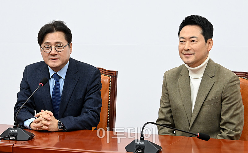 ▲홍익표(왼쪽) 청와대 정무수석이 5일 서울 여의도 국회에서 장동혁 국민의힘 대표를 예방하고 있다. 고이란 기자 photoeran@