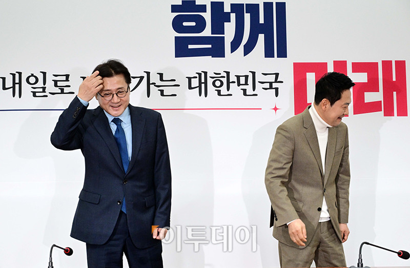 ▲홍익표(왼쪽) 청와대 정무수석이 5일 서울 여의도 국회에서 장동혁 국민의힘 대표를 예방하고 있다. 고이란 기자 photoeran@