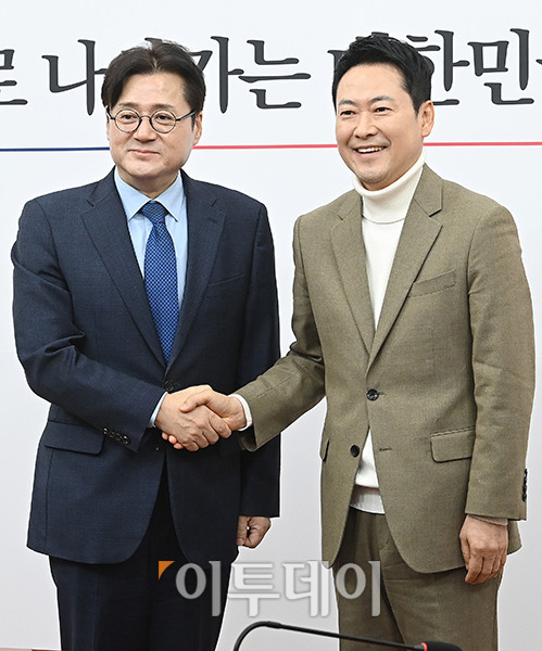 ▲홍익표(왼쪽) 청와대 정무수석이 5일 서울 여의도 국회에서 장동혁 국민의힘 대표를 예방하고 있다. 고이란 기자 photoeran@