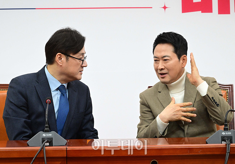 ▲홍익표(왼쪽) 청와대 정무수석이 5일 서울 여의도 국회에서 장동혁 국민의힘 대표를 예방하고 있다. 고이란 기자 photoeran@