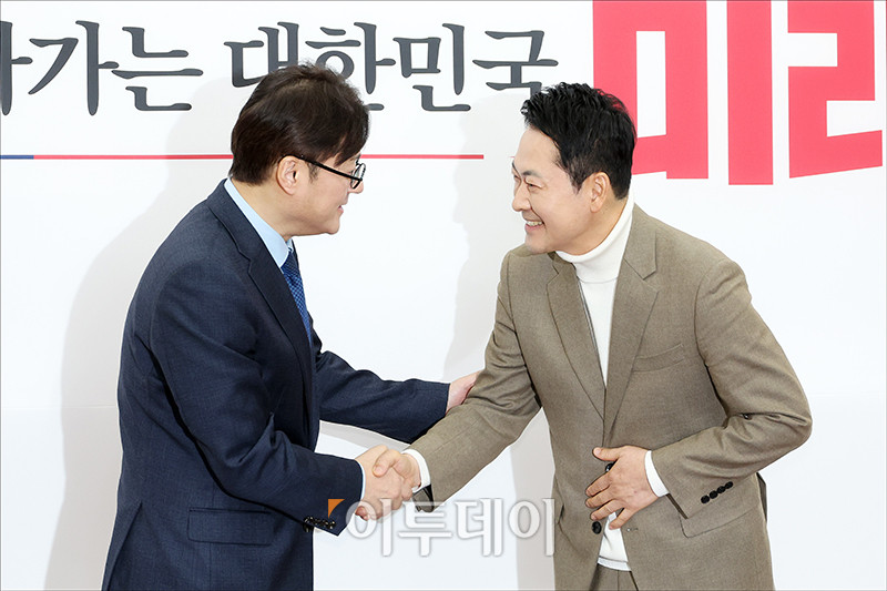 ▲홍익표(왼쪽) 청와대 정무수석이 5일 서울 여의도 국회에서 장동혁 국민의힘 대표를 예방하고 있다. 고이란 기자 photoeran@