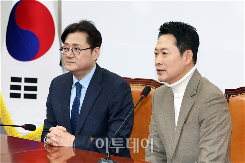 ▲홍익표(왼쪽) 청와대 정무수석이 5일 서울 여의도 국회에서 장동혁 국민의힘 대표를 예방하고 있다. 고이란 기자 photoeran@