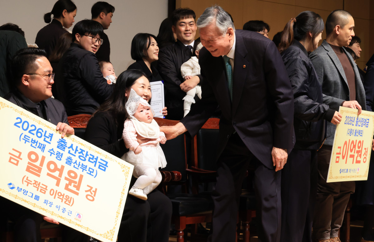▲이중근 부영그룹 회장이 5일 서울 중구 세종대로 부영태평빌딩에서 열린 2026년 시무식 및 출산장려지원 행사에서 출산 장려금을 지급받은 직원 가족들과 인사하고 있다. (연합뉴스)