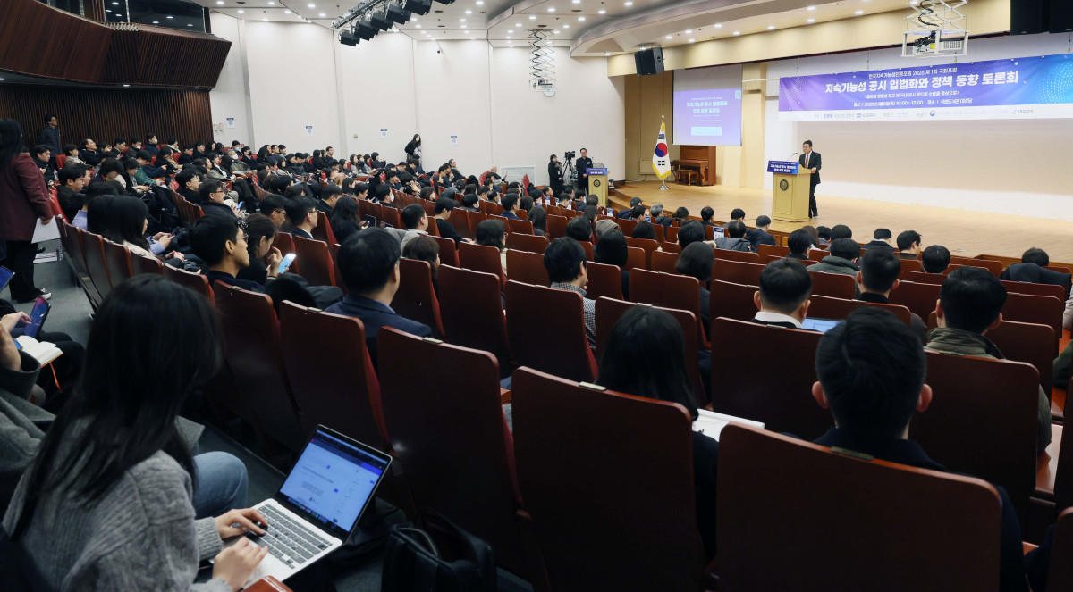 ▲김의형 한국지속가능성인증포럼 회장이 5일 서울 여의도 국회도서관에서 열린 ‘지속가능성 공시 입법화와 정책 동향 토론회’에서 개회사를 하고 있다. 이번 행사는 민병덕 더불어민주당 의원실과 사단법인 한국지속가능성인증포럼(KOSRA)이 공동 주최하며 이투데이가 주관했다. 토론회에서는 ESG 등 지속가능성 공시에 대한 글로벌 정합성 제고 및 국내 공시 로드맵 수립 등이 논의됐다. 신태현 기자 holjjak@
