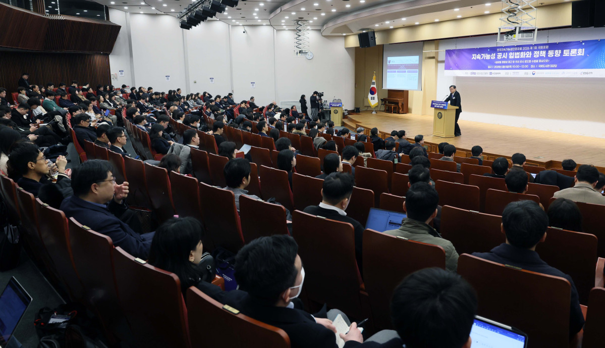 ▲정순섭 서울대 법학전문대학원 교수가 5일 서울 여의도 국회도서관에서 열린 ‘지속가능성 공시 입법화와 정책 동향 토론회’에서 ‘지속가능성 공시 입법화’를 주제로 발표하고 있다. 이번 행사는 민병덕 더불어민주당 의원실과 사단법인 한국지속가능성인증포럼(KOSRA)이 공동 주최하고 이투데이가 주관했다. 토론회에서는 ESG 등 지속가능성 공시에 대한 글로벌 정합성 제고 및 국내 공시 로드맵 수립 등이 논의됐다. 신태현 기자 holjjak@