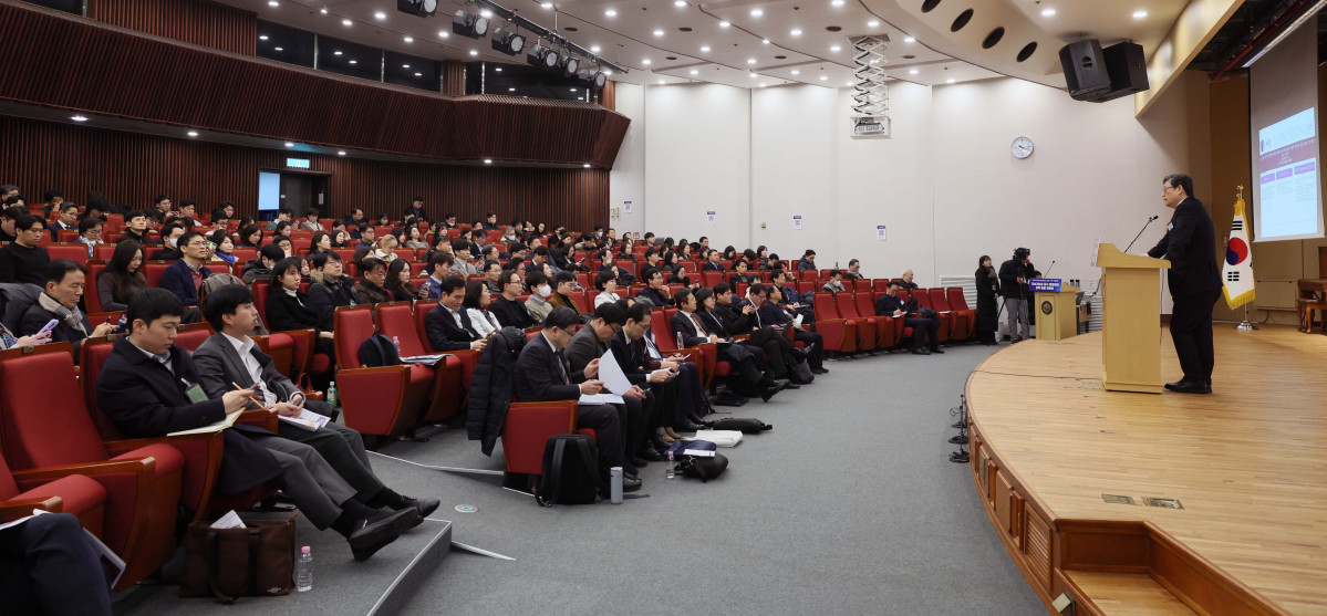 ▲정순섭 서울대 법학전문대학원 교수가 5일 서울 여의도 국회도서관에서 열린 ‘지속가능성 공시 입법화와 정책 동향 토론회’에서 ‘지속가능성 공시 입법화’를 주제로 발표하고 있다. 이번 행사는 민병덕 더불어민주당 의원실과 사단법인 한국지속가능성인증포럼(KOSRA)이 공동 주최하고 이투데이가 주관했다. 토론회에서는 ESG 등 지속가능성 공시에 대한 글로벌 정합성 제고 및 국내 공시 로드맵 수립 등이 논의됐다. 신태현 기자 holjjak@
