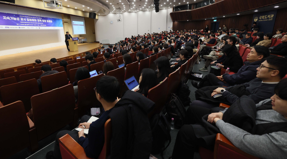 ▲정순섭 서울대 법학전문대학원 교수가 5일 서울 여의도 국회도서관에서 열린 ‘지속가능성 공시 입법화와 정책 동향 토론회’에서 ‘지속가능성 공시 입법화’를 주제로 발표하고 있다. 이번 행사는 민병덕 더불어민주당 의원실과 사단법인 한국지속가능성인증포럼(KOSRA)이 공동 주최하고 이투데이가 주관했다. 토론회에서는 ESG 등 지속가능성 공시에 대한 글로벌 정합성 제고 및 국내 공시 로드맵 수립 등이 논의됐다. 신태현 기자 holjjak@