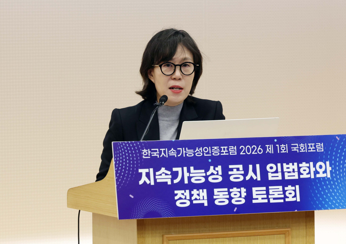 ▲김혜성 김앤장 법률사무소 변호사가 5일 서울 여의도 국회도서관에서 열린 ‘지속가능성 공시 입법화와 정책 동향 토론회’에서 ‘지속가능성 공시 정책 동향’을 주제로 발표하고 있다. 이번 행사는 민병덕 더불어민주당 의원실과 사단법인 한국지속가능성인증포럼(KOSRA)이 공동 주최하고 이투데이가 주관했다. 토론회에서는 ESG 등 지속가능성 공시에 대한 글로벌 정합성 제고 및 국내 공시 로드맵 수립 등이 논의됐다. 신태현 기자 holjjak@