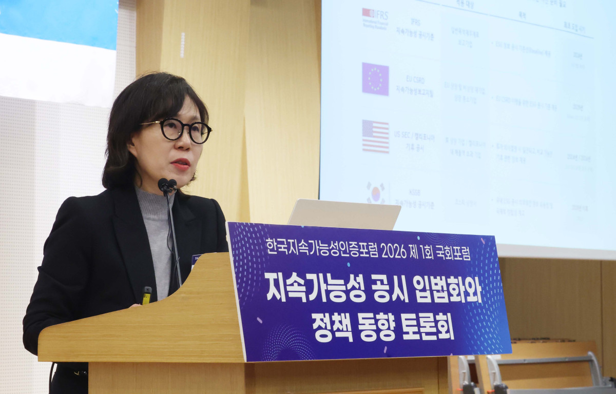 ▲김혜성 김앤장 법률사무소 변호사가 5일 서울 여의도 국회도서관에서 열린 ‘지속가능성 공시 입법화와 정책 동향 토론회’에서 ‘지속가능성 공시 정책 동향’을 주제로 발표하고 있다. 이번 행사는 민병덕 더불어민주당 의원실과 사단법인 한국지속가능성인증포럼(KOSRA)이 공동 주최하고 이투데이가 주관했다. 토론회에서는 ESG 등 지속가능성 공시에 대한 글로벌 정합성 제고 및 국내 공시 로드맵 수립 등이 논의됐다. 신태현 기자 holjjak@