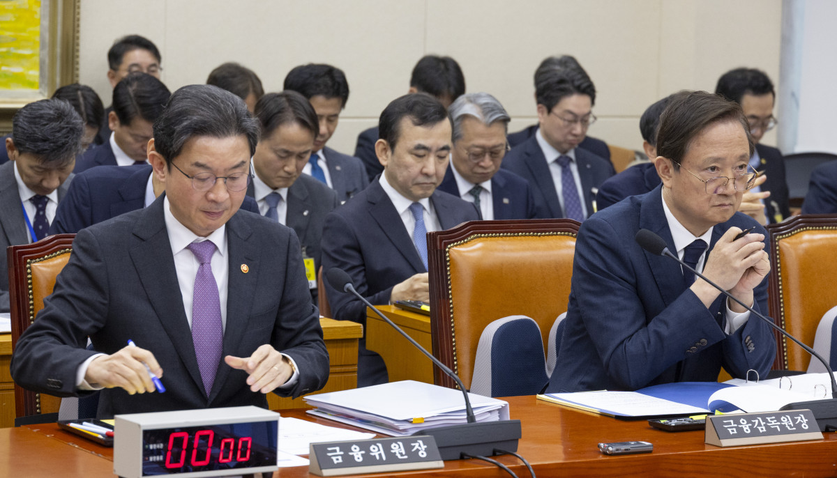 ▲이억원 금융위원회 위원장(왼쪽)과 이찬진 금융감독원장이 5일 국회에서 열린 정무위원회 전체 회의에 출석해 여야 의원들의 의사 진행 발언을 지켜보고 있다. (연합뉴스)
