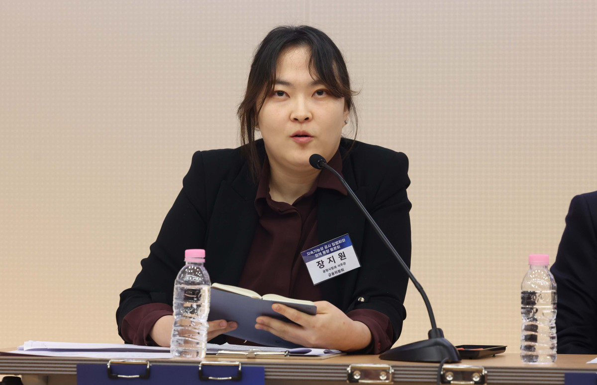 ▲5일 서울 여의도 국회도서관에서 열린 ‘지속가능성 공시 입법화와 정책 동향 토론회’에서 장지원 금융위원회 공정시장과 사무관이 패널토론에 참여하고 있다. 이번 행사는 민병덕 더불어민주당 의원실과 사단법인 한국지속가능성인증포럼(KOSRA)이 공동 주최하고 이투데이가 주관했다. 토론회에서는 ESG 등 지속가능성 공시에 대한 글로벌 정합성 제고 및 국내 공시 로드맵 수립 등이 논의됐다. 신태현 기자 holjjak@