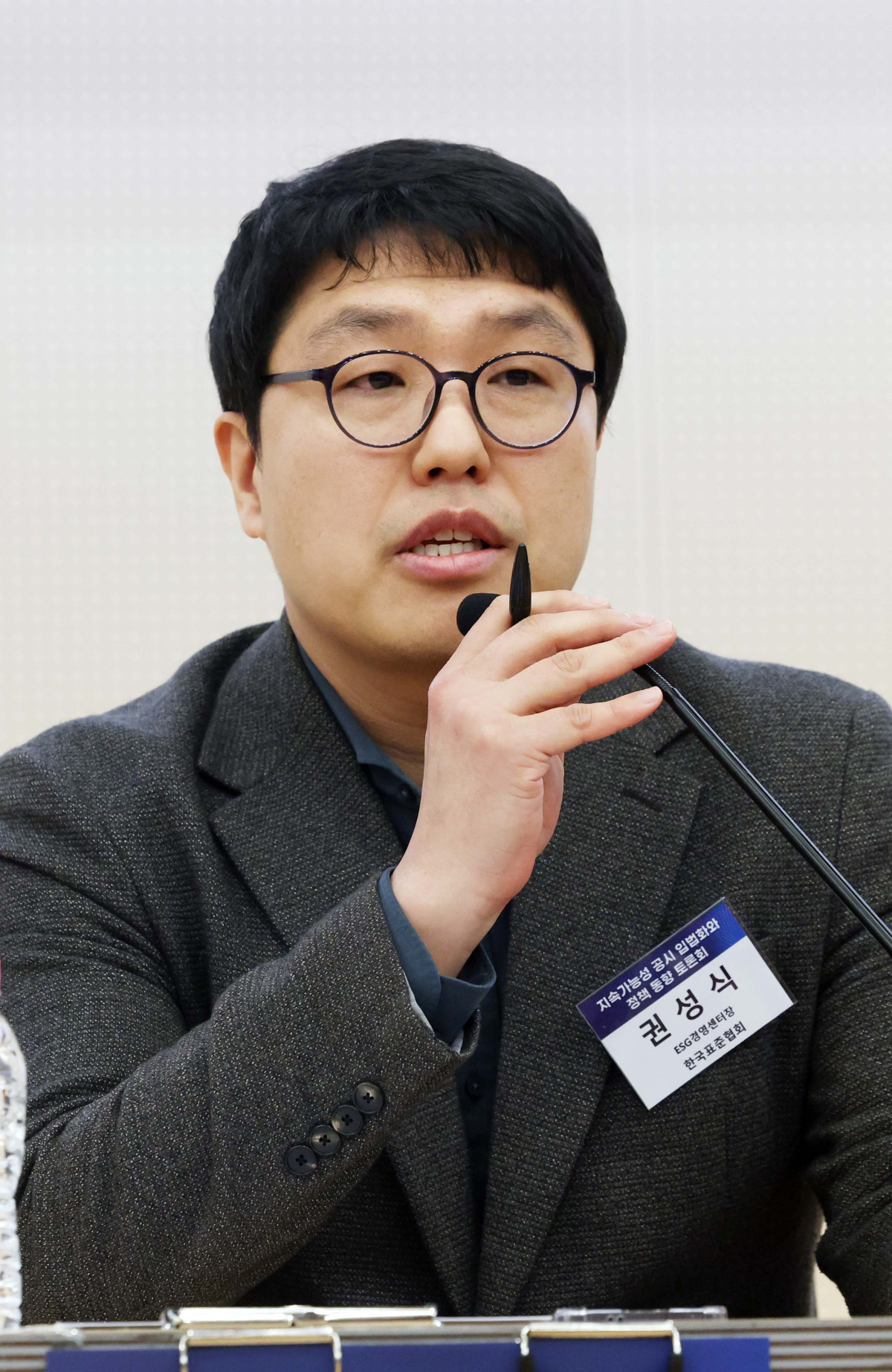 ▲5일 서울 여의도 국회도서관에서 열린 ‘지속가능성 공시 입법화와 정책 동향 토론회’에서 권성식 한국표준협회 ESG경영센터장이 패널토론에 참여하고 있다. 이번 행사는 민병덕 더불어민주당 의원실과 사단법인 한국지속가능성인증포럼(KOSRA)이 공동 주최하고 이투데이가 주관했다. 토론회에서는 ESG 등 지속가능성 공시에 대한 글로벌 정합성 제고 및 국내 공시 로드맵 수립 등이 논의됐다. 신태현 기자 holjjak@