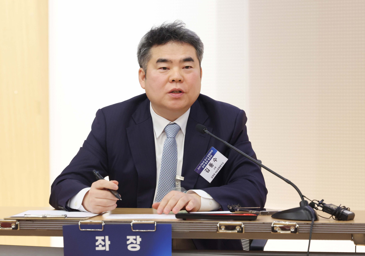 ▲5일 서울 여의도 국회도서관에서 열린 ‘지속가능성 공시 입법화와 정책 동향 토론회’에서 김동수 김앤장 ESG경영연구소장이 좌장을 맡아 패널토론이 진행되고 있다. 이번 행사는 민병덕 더불어민주당 의원실과 사단법인 한국지속가능성인증포럼(KOSRA)이 공동 주최하고 이투데이가 주관했다. 토론회에서는 ESG 등 지속가능성 공시에 대한 글로벌 정합성 제고 및 국내 공시 로드맵 수립 등이 논의됐다. 신태현 기자 holjjak@