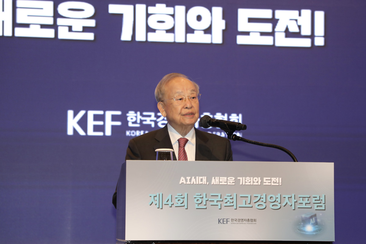 ▲손경식 한국경영자총협회 회장이 5일 서울 중구 조선호텔 그랜드볼룸에서 열린 ‘제4회 한국최고경영자포럼’에서 개회사를 하고 있다. (사진=경총)