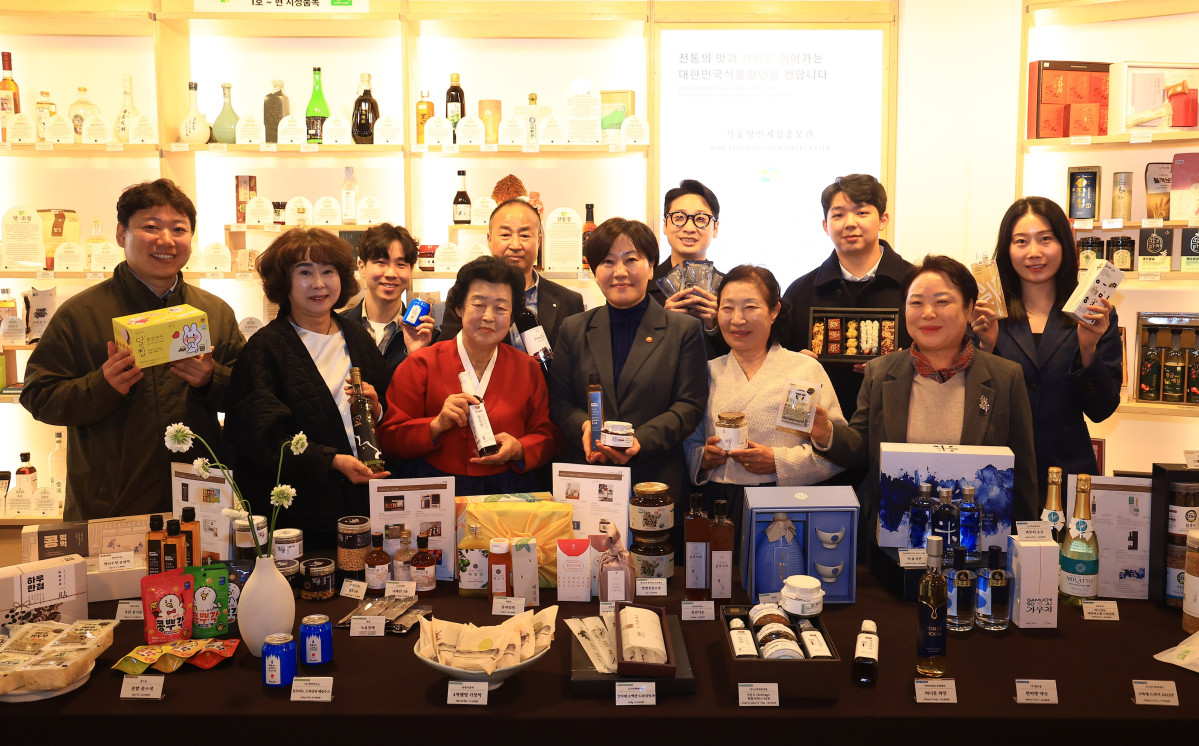 ▲송미령 농림축산식품부 장관(앞줄 왼쪽에서 네 번째)이 5일 서울 종로구 한식문화공간 ‘이음’을 찾아 생산자들과 기념 촬영을 하고 있다. (사진제공=농림축산식품부)