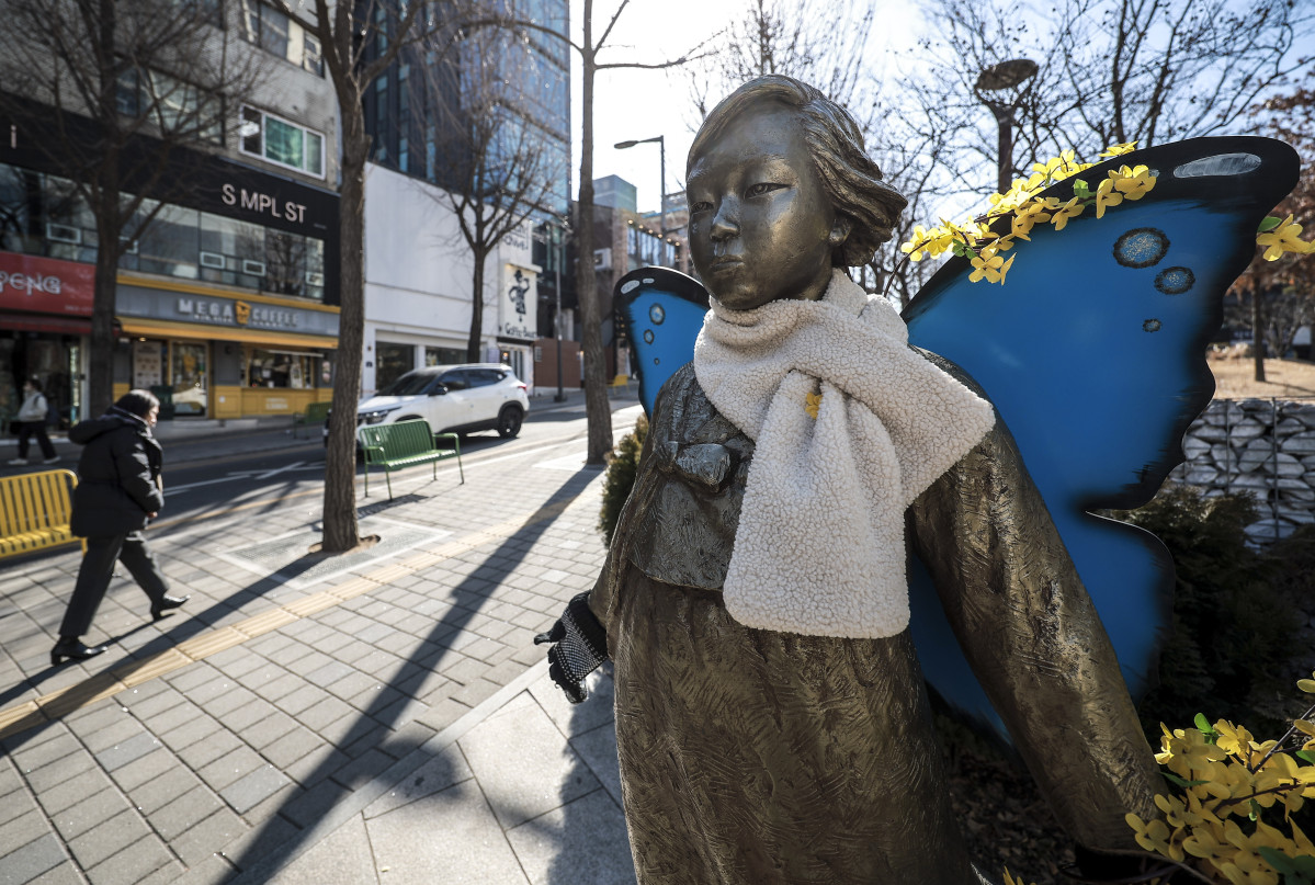 ▲서울 서대문구 이대역 인근 평화의 소녀상.   (뉴시스)