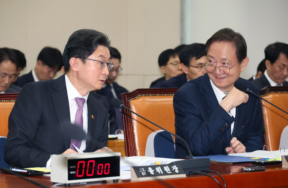 ▲이억원 금융위원회 위원장이 이찬진 금융감독원 원장이 5일 오전 서울 여의도 국회에서 열린 정무위원회 전체회의에서 대화를 하고 있다.  (뉴시스)