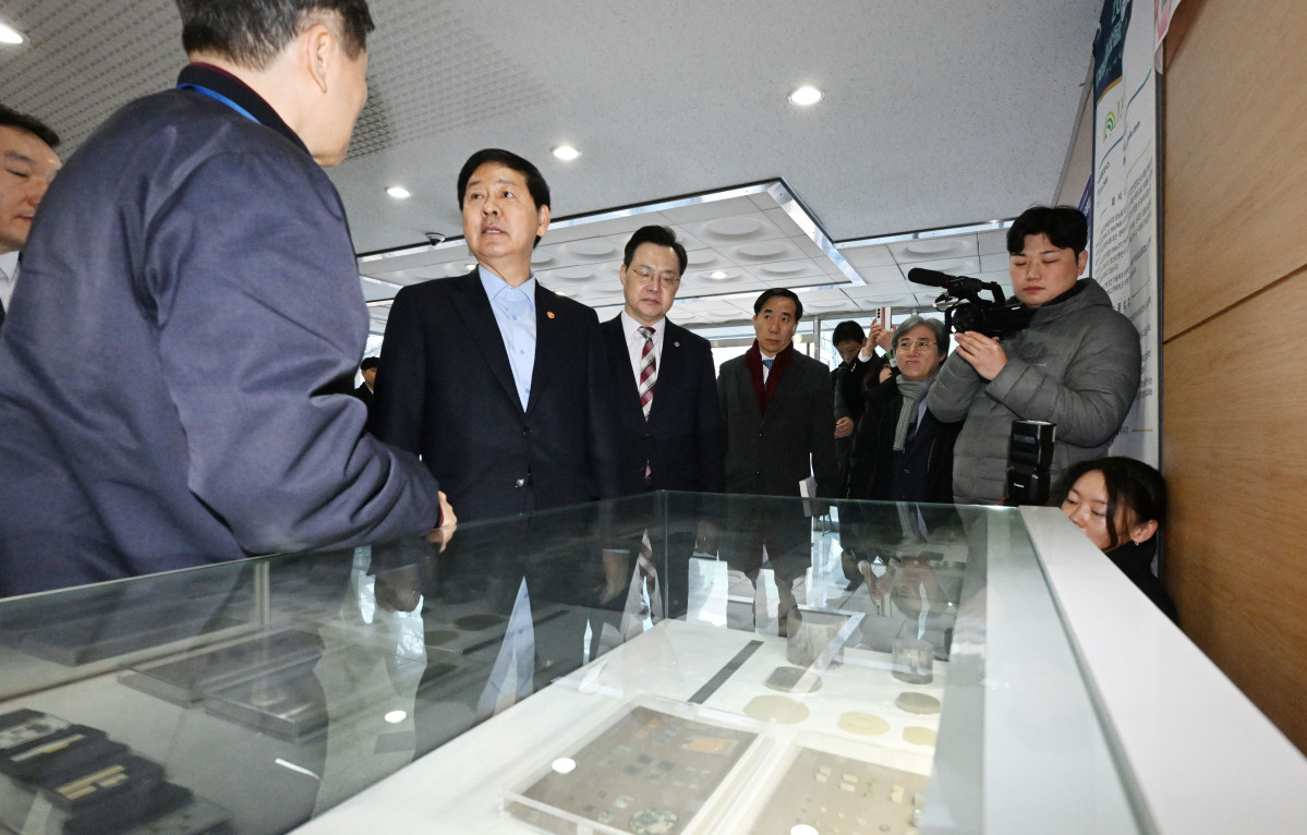 ▲구윤철 부총리 겸 재정경제부 장관이 2월 5일 인천광역시 소재 혁신기업 현장으로 압전단결정 소재 및 수중음향센서를 생산하는 (주)아이블포토닉스(대표: 이상구)를 방문, 대표이사로부터 제품설명과 생산공정 설명을 듣고 있다.   (재정경제부)