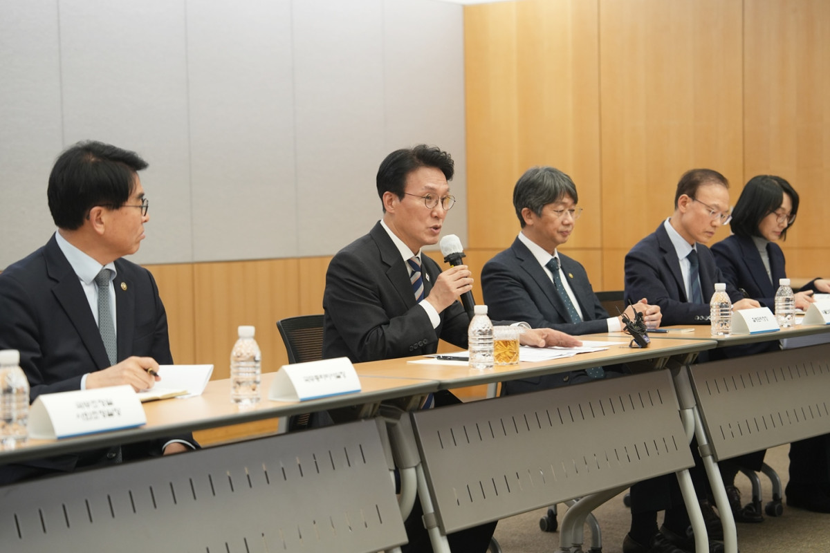 ▲김민석 국무총리가 4일 분당서울대병원에서 열린 희귀질환 의료진 간담회에서 인사말을 하고 있다. (사진제공=분당서울대병원)