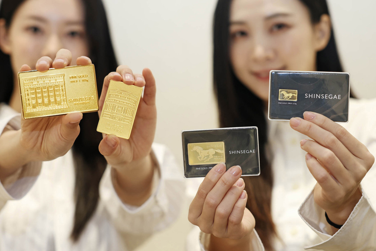 ▲세계백화점이 병오년 새해를 맞아 명절 선물 세트로 골드바를 선보인다고 5일 밝혔다. 모델들이 신세계 골드바 제품을 소개하고 있다.  (사진제공=신세계백화점)