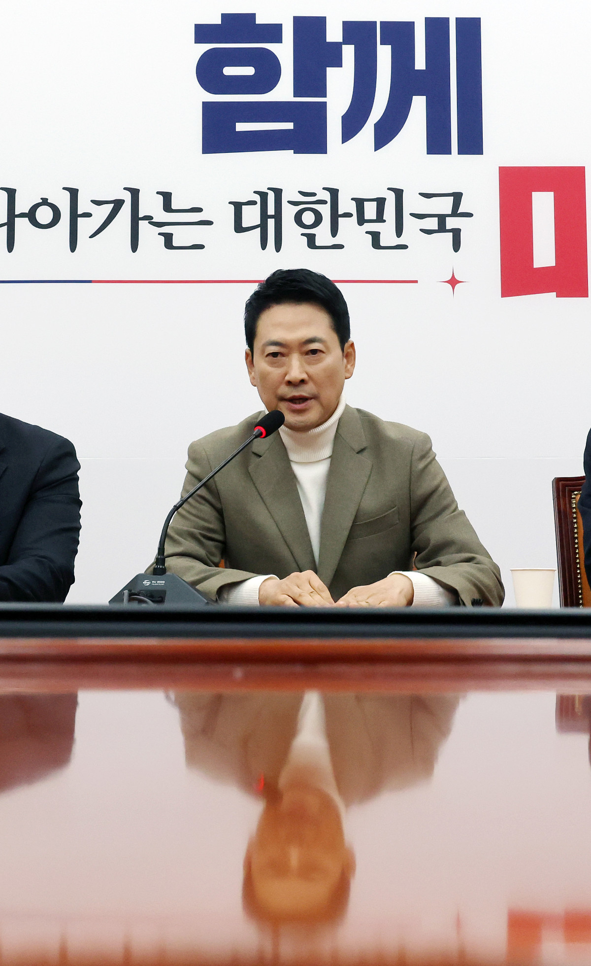 ▲국민의힘 장동혁 대표가 5일 국회에서 당내 사퇴론과 재신임 투표론 관련 입장 발표 기자간담회를 열고 "오늘(5일)부터 내일까지 자신에 대한 사퇴 혹은 재신임 투표 요구가 있다면 전 당원 투표를 하겠다"며 "재신임을 받지 못한다면 당대표직과 국회의원직을 내려놓겠다"고 밝히고 있다.  (연합뉴스)