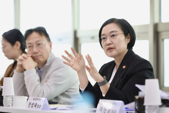 ▲한성숙 중소벤처기업부 장관이 5일 서울에서 열린 '모두의 창업 프로젝트 전문가 간담회'에서 참석자들과 토론을 진행하고 있다. (사진제공=중소벤처기업부)