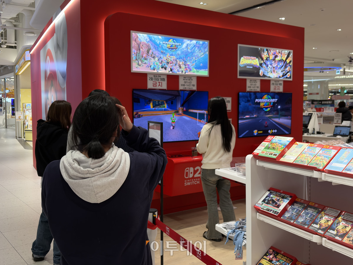 ▲서울 용산 아이파크몰 닌텐도 스위치 몰에서 게임을 직접 체험하고 있는 고객들의 모습이다. (황민주 기자 minchu@)