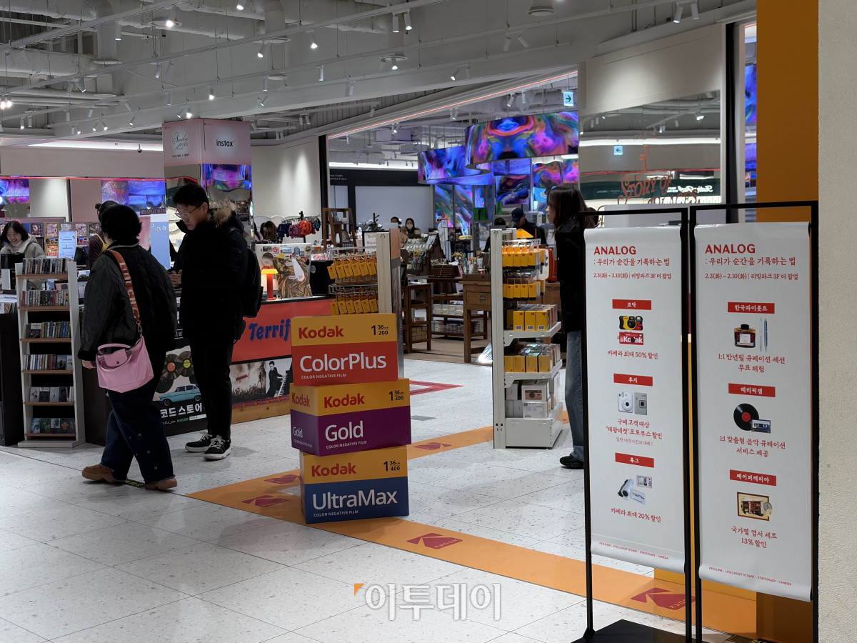 ▲아날로그 기록 문화를 주제로 한 ‘ANALOG : 우리가 순간을 기록하는 법’ 팝업스토어의 모습이다. (황민주 기자 minchu@)